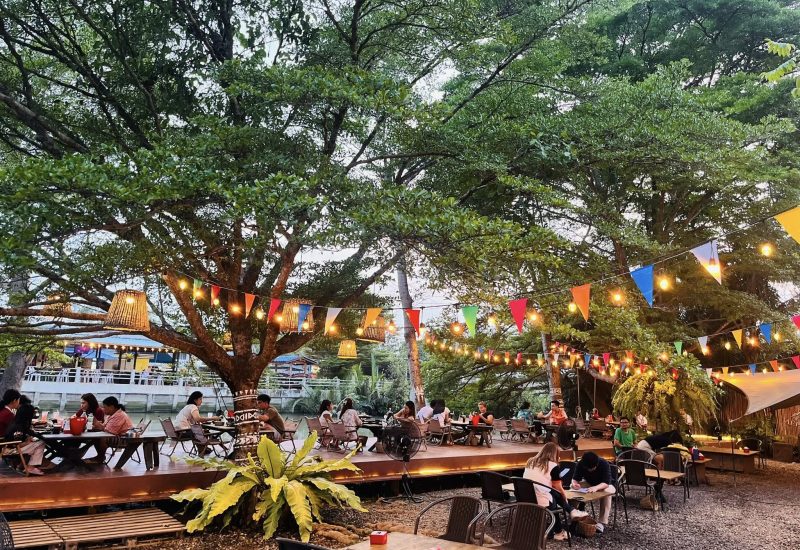 12-เที่ยวนี้มีหมูกระทะ-Eat-The Curve Camp